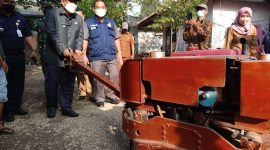 Foto : Plt Bupati Bekasi, Akhmad Marjuki mencoba alat untuk pengerjaan jalan saat meninjau peningkatan jalan lingkungan (jaling) di Kelurahan Wanasari, Kecamatan Cibitung, Selasa, (29/03/22) sore. 