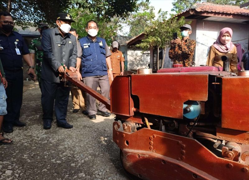 Foto : Plt Bupati Bekasi, Akhmad Marjuki mencoba alat untuk pengerjaan jalan saat meninjau peningkatan jalan lingkungan (jaling) di Kelurahan Wanasari, Kecamatan Cibitung, Selasa, (29/03/22) sore. 