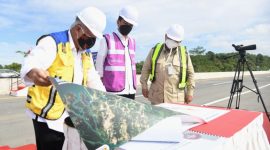 Presiden Joko Widodo meninjau langsung sodetan akses jalan menuju rencana IKN di Provinsi Kalimantan Timur, Selasa (24/08 - 2021) / BPMI Setpres