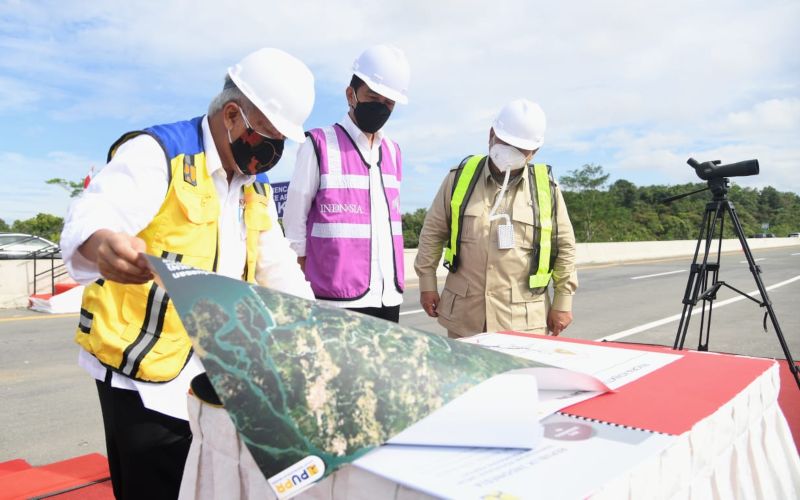 Presiden Joko Widodo meninjau langsung sodetan akses jalan menuju rencana IKN di Provinsi Kalimantan Timur, Selasa (24/08 - 2021) / BPMI Setpres