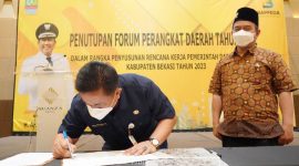 Foto : Sekretaris Daerah Kabupaten Bekasi, Dedy Supriyadi, menutup kegiatan Forum Perangkat Daerah Tahun 2022.