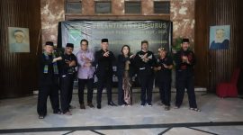 Dani/Humpro DPRD Kota Bandung.
Wakil Ketua III Dr. H. Edwin Senjaya, M.M., menghadiri acara pelantikan Pengurus Pusat Himpunan Pencak Silat (HPS) Panglipur, di Aula Teater Taman Budaya Jawa Barat, Bandung, Minggu  (13/3/2022).