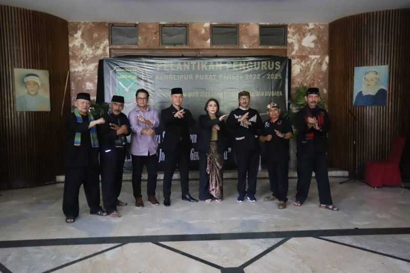 Dani/Humpro DPRD Kota Bandung.
Wakil Ketua III Dr. H. Edwin Senjaya, M.M., menghadiri acara pelantikan Pengurus Pusat Himpunan Pencak Silat (HPS) Panglipur, di Aula Teater Taman Budaya Jawa Barat, Bandung, Minggu  (13/3/2022).