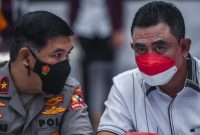 Foto : Direktur Tindak Pidana Ekonomi Khusus (Dirtipideksus) Bareskrim Polri Brigjen Pol Whisnu Hermawan (kanan) bersama Kepala Biro Penerangan Masyarakat Brigjen Pol Ahmad Ramadhan (kiri) berbincang saat rilis pengungkapan penipuan dan penggelapan dana Koperasi Simpan Pinjam (KSP) Indosurya Cipta di Bareskrim Mabes Polri, Jakarta, Selasa 1 Maret 2022. ANTARA FOTO/Galih Pradipta

