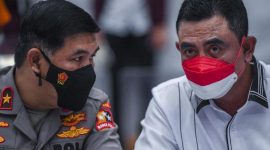 Foto : Direktur Tindak Pidana Ekonomi Khusus (Dirtipideksus) Bareskrim Polri Brigjen Pol Whisnu Hermawan (kanan) bersama Kepala Biro Penerangan Masyarakat Brigjen Pol Ahmad Ramadhan (kiri) berbincang saat rilis pengungkapan penipuan dan penggelapan dana Koperasi Simpan Pinjam (KSP) Indosurya Cipta di Bareskrim Mabes Polri, Jakarta, Selasa 1 Maret 2022. ANTARA FOTO/Galih Pradipta

