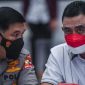 Foto : Direktur Tindak Pidana Ekonomi Khusus (Dirtipideksus) Bareskrim Polri Brigjen Pol Whisnu Hermawan (kanan) bersama Kepala Biro Penerangan Masyarakat Brigjen Pol Ahmad Ramadhan (kiri) berbincang saat rilis pengungkapan penipuan dan penggelapan dana Koperasi Simpan Pinjam (KSP) Indosurya Cipta di Bareskrim Mabes Polri, Jakarta, Selasa 1 Maret 2022. ANTARA FOTO/Galih Pradipta

