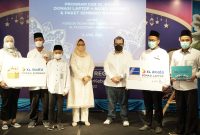 Foto : Keterangan Foto :

Presiden Direktur & CEO XL Axiata, Dian Siswarini (Tengah), Group Head Jabodetabek Region XL Axiata, Rd. Sofia Purbayanti (paling kiri), Group Head Customer Value & Experience Management XL Axiata, Mohamed Moharram (ketiga kanan) bersama pengurus dan santri dari Pondok Pesantren Tahfidz Qur’an Al-Muqqodam, Karawang, Jawa Barat, Rabu (13/4). XL Axiata menyalurkan donasi berupa perangkat laptop, router, paket data 240 GB selama 12 bulan, dan paket sembako kepada sejumlah pondok pesantren di berbagai daerah.