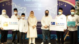 Foto : Keterangan Foto :

Presiden Direktur & CEO XL Axiata, Dian Siswarini (Tengah), Group Head Jabodetabek Region XL Axiata, Rd. Sofia Purbayanti (paling kiri), Group Head Customer Value & Experience Management XL Axiata, Mohamed Moharram (ketiga kanan) bersama pengurus dan santri dari Pondok Pesantren Tahfidz Qur’an Al-Muqqodam, Karawang, Jawa Barat, Rabu (13/4). XL Axiata menyalurkan donasi berupa perangkat laptop, router, paket data 240 GB selama 12 bulan, dan paket sembako kepada sejumlah pondok pesantren di berbagai daerah.