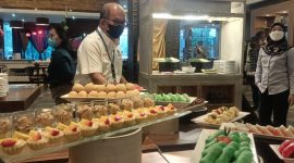 Foto : Tampak tamu undangan mencoba hidangan menu yang di konsepkan oleh Hotel Holiday Inn Jababeka.