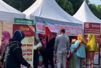 Foto : Operasi Pasar Murah yang bertempat di Taman Kota Bantargebang, di lingkungan Kantor Kecamatan Bantargebang, Senin (11/04/2022).