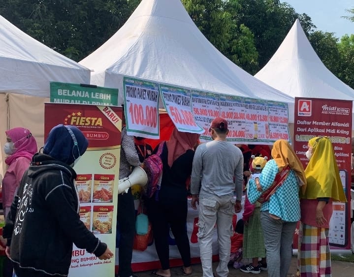 Foto : Operasi Pasar Murah yang bertempat di Taman Kota Bantargebang, di lingkungan Kantor Kecamatan Bantargebang, Senin (11/04/2022).