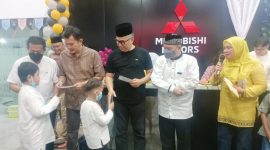 Foto: Branch Manager Mitsubishi SSPM Cempaka Putih, John Toar Tiwow dan karyawan santuni anak yatim piatu.