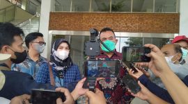 Foto : Kuasa Hukum, Sumarno, S.H mengatakan kedatangannya ke kantor DPRD Kabupaten Bekasi ingin mengadukan PT.Hab dong karena diduga melakukan pelanggaran jam kerja.