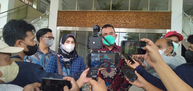 Foto : Kuasa Hukum, Sumarno, S.H mengatakan kedatangannya ke kantor DPRD Kabupaten Bekasi ingin mengadukan PT.Hab dong karena diduga melakukan pelanggaran jam kerja.