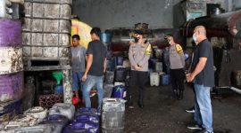 Foto : Kapolres Purwakarta, AKBP Suhardi Hery Haryanto mengecek ketersediaan minyak goreng di salah satu distributor minyak goreng curah di Kabupaten Purwakarta.
