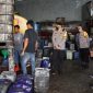 Foto : Kapolres Purwakarta, AKBP Suhardi Hery Haryanto mengecek ketersediaan minyak goreng di salah satu distributor minyak goreng curah di Kabupaten Purwakarta.