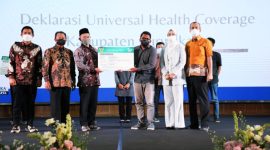 Foto : Bupati Purwakarta, Anne Ratna Mustika pada agenda Deklarasi UHC Kabupaten Purwakarta di Bale Sawala Yudistira, Jumat 22 April 2022. Dalam agenda tersebut, BPJS Kesehatan Cabang Karawang dan Pemkab Purwakarta 