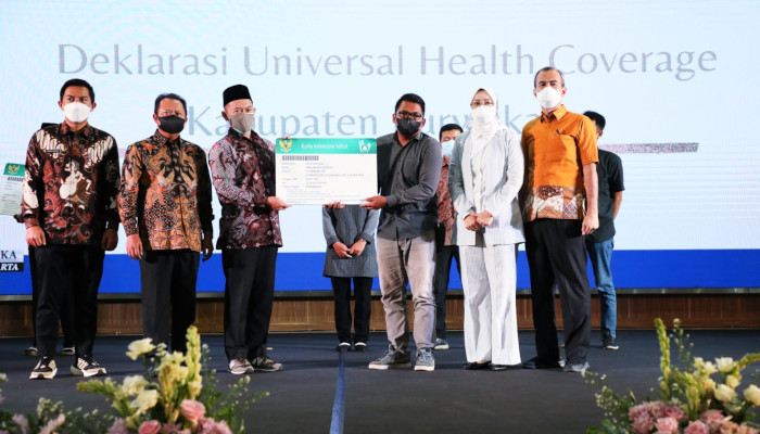 Foto : Bupati Purwakarta, Anne Ratna Mustika pada agenda Deklarasi UHC Kabupaten Purwakarta di Bale Sawala Yudistira, Jumat 22 April 2022. Dalam agenda tersebut, BPJS Kesehatan Cabang Karawang dan Pemkab Purwakarta 