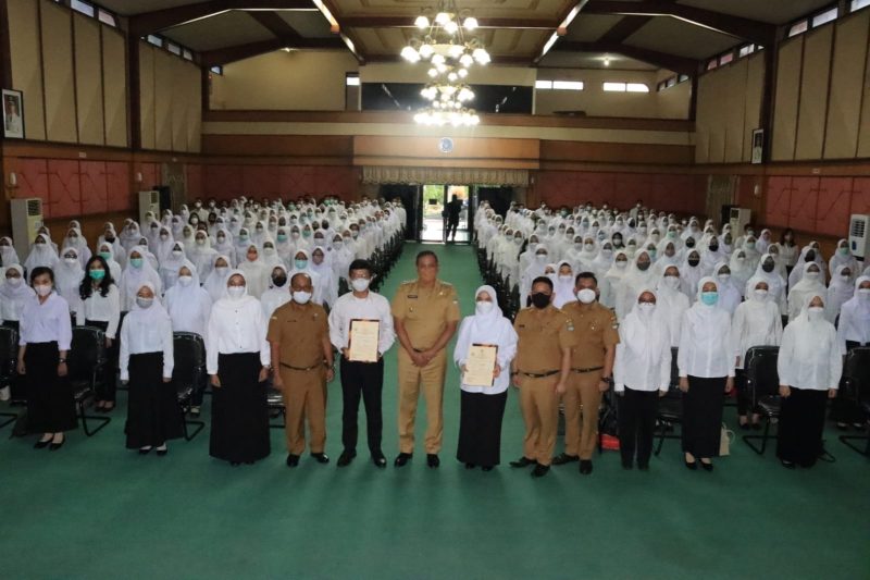 Foto : Sebanyak 227 Calon Pegawai Negeri Sipil (CPNS) di lingkungan Pemerintah Kota (Pemkot) Bekasi, mendapatkan Surat Keputusan (SK) CPNS. 