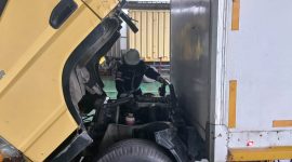 Foto : Mekanik Mitsubishi Sun Star Prima Motor Cikarang sedang memperbaiki kendaraan truk pelanggan.