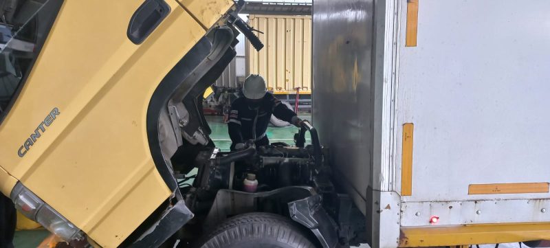 Foto : Mekanik Mitsubishi Sun Star Prima Motor Cikarang sedang memperbaiki kendaraan truk pelanggan.