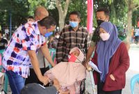 Foto : Pelaksana Tugas (Plt) Wali Kota Bekasi Tri Adhianto berbincang santai dengan seorang ibu saat melaksanakan vaksinasi booster.