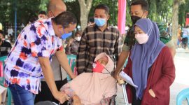 Foto : Pelaksana Tugas (Plt) Wali Kota Bekasi Tri Adhianto berbincang santai dengan seorang ibu saat melaksanakan vaksinasi booster.