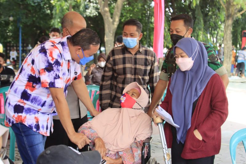Foto : Pelaksana Tugas (Plt) Wali Kota Bekasi Tri Adhianto berbincang santai dengan seorang ibu saat melaksanakan vaksinasi booster.