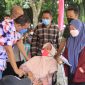 Foto : Pelaksana Tugas (Plt) Wali Kota Bekasi Tri Adhianto berbincang santai dengan seorang ibu saat melaksanakan vaksinasi booster.