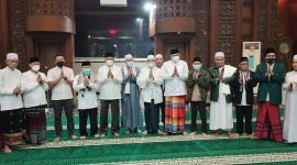 Foto : lt Wali Kota Bekasi Tri Adhianto beserta Forkopimda mengikuti Tabligh Akbar Peringatan Nuzulul Qur'an bersama aparatur dan masyarakat Kota Bekasi di Masjid Agung Al Barkah, Kota Bekasi.