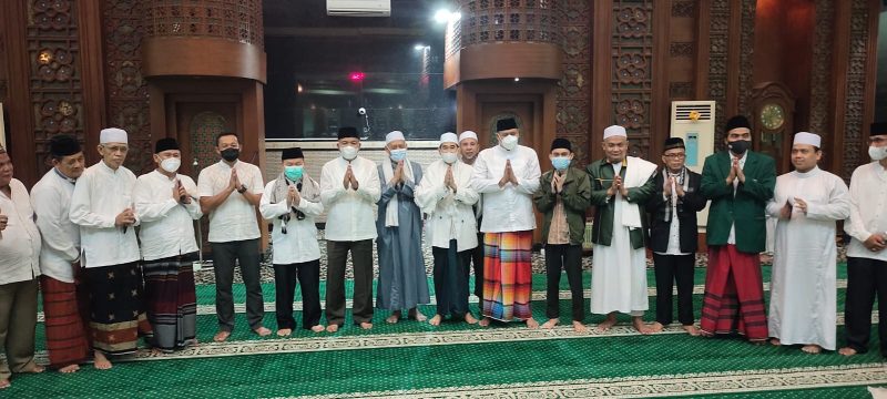 Foto : lt Wali Kota Bekasi Tri Adhianto beserta Forkopimda mengikuti Tabligh Akbar Peringatan Nuzulul Qur'an bersama aparatur dan masyarakat Kota Bekasi di Masjid Agung Al Barkah, Kota Bekasi.