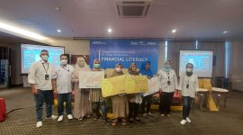 Foto: PNM Bekasi, Pegadain dan BRI Cikarang menyerahkan simbolis kepada para nsabahnya, Selasa (19/2/2022).
