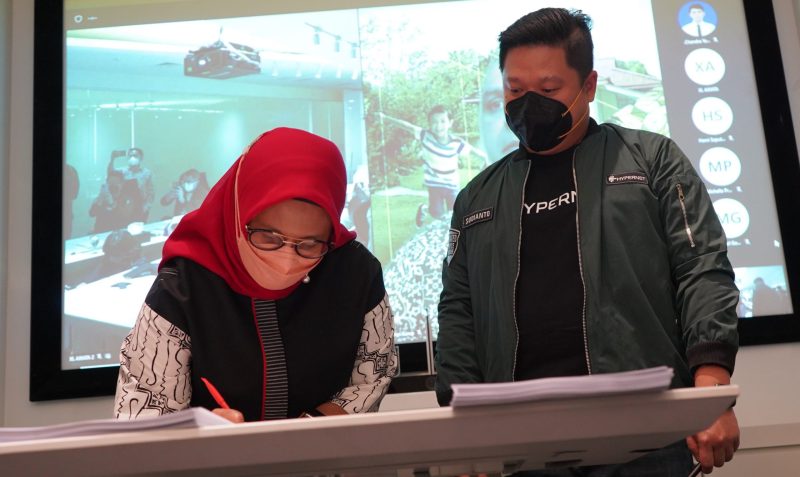 Foto :  Presiden Direktur & CEO XL Axiata, Dian Siswarini bersama Co-Founder & CEO Hypernet Indodata, Sudianto Oei, menandatangani perjanjian pembelian saham bersyarat antara XL Axiata dengan Bridgefield Prime Investments Pte. Ltd., Ameisys Global Technologies Pte. Ltd., PT Mitra Indo Asia, dan PT Magna Karya Archipelago selaku pemegang saham PT Hipernet Indodata, di Jakarta, Selasa (22/3).