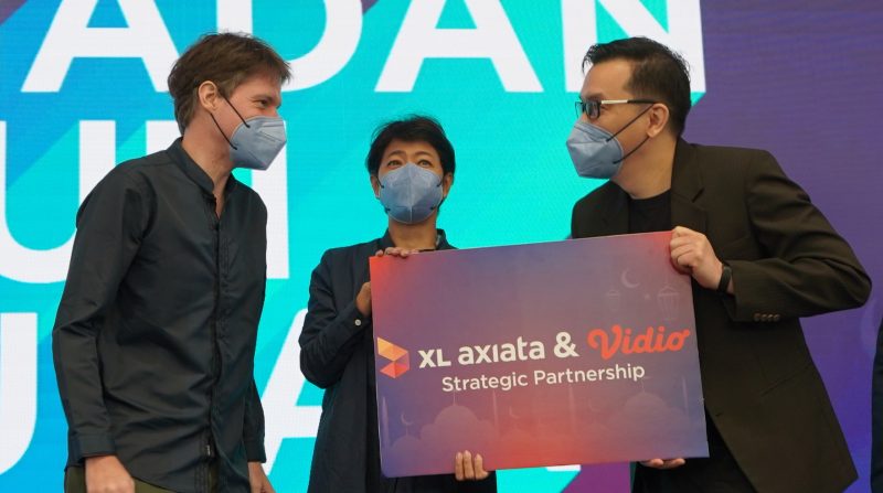 Foto : Direktur & Chief Commercial Officer - Consumer XL Axiata, David Arcelus Oses, Direktur & Chief Strategic Transformation Officer XL Axiata, Yessie D. Yosetya, dan Deputy CEO Vidio, Hermawan Sutanto, dalam acara peluncuran program kerja sama XL Axiata dengan Vidio di Jakarta, Rabu (6/4).