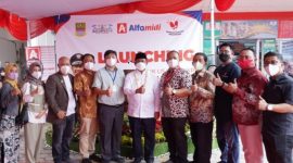 Foto : Plt. Bupati Bekasi, Akhmad Marjuki, secara resmi meluncurkan 11 produk UMKM Kabupaten Bekasi yang bekerjasama dengan PT. Midi Utama Indonesia (Alfamidi) dan PT. Fajar Surya Wisesa. 