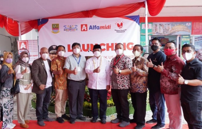 Foto : Plt. Bupati Bekasi, Akhmad Marjuki, secara resmi meluncurkan 11 produk UMKM Kabupaten Bekasi yang bekerjasama dengan PT. Midi Utama Indonesia (Alfamidi) dan PT. Fajar Surya Wisesa. 