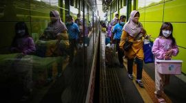 Foto : Pemudik tiba di Stasiun Gambir, Jakarta, Sabtu 7 Mei 2022. PT Kereta Api Indonesia (Persero) mencatat pada Sabtu 7 Mei kedatangan penumpang dari daerah lain dengan tujuan Daop 1 Jakarta sekitar 39.600 penumpang. ANTARA FOTO/Rivan Awal Lingga.