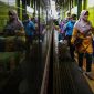 Foto : Pemudik tiba di Stasiun Gambir, Jakarta, Sabtu 7 Mei 2022. PT Kereta Api Indonesia (Persero) mencatat pada Sabtu 7 Mei kedatangan penumpang dari daerah lain dengan tujuan Daop 1 Jakarta sekitar 39.600 penumpang. ANTARA FOTO/Rivan Awal Lingga.