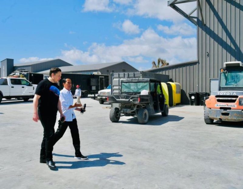 Jokowi dan Elon Musk Meninjau Pabrik Roket, Space X /

