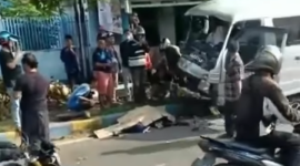 Kecelakaan di Karawang, mayat bergelimpangan di jalan. /Tangkap Layar Video Instagram/@infokrw/
