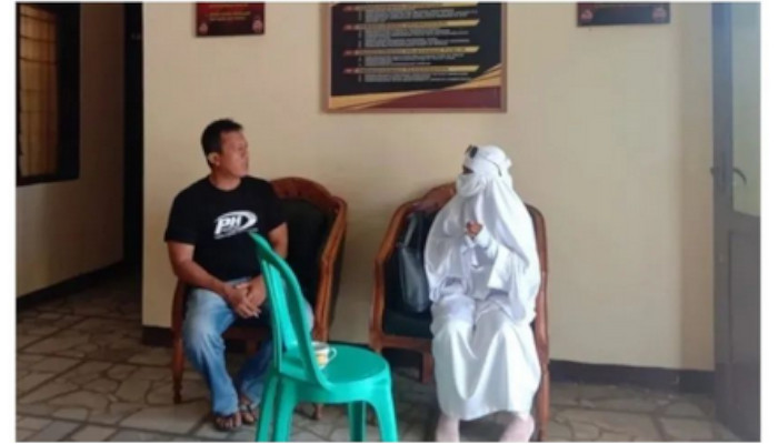 Foto: Wanita berpakaian Putih ditangkap