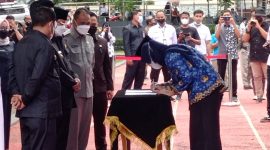 Foto : Bupati Majalengka, Dr. H. Karna Sobahi menyerahkan SK pengangkatan kepada 1.197 Guru Tenaga PPPK Formasi 2021.