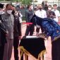 Foto : Bupati Majalengka, Dr. H. Karna Sobahi menyerahkan SK pengangkatan kepada 1.197 Guru Tenaga PPPK Formasi 2021.