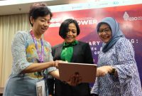 Foto: Chair G20 EMPOWER yang juga merupakan Direktur & Chief Strategic Transformation & IT Officer XL Axiata, Yessie D. Yosetya (kiri), Co-Chair G20 EMPOWER yang menjabat sebagai COO sekaligus salah satu pemilik PT. Infinite Berkah Energi & WKU Bidang Penelitian, Pengembangan, dan Ketenagakerjaan IWAPI, Rina Prihatiningsih (tengah), serta Asisten Deputi Bidang Partisipasi Lembaga Profesi dan Dunia Usaha Kemen PPPA, Eko Novi Ariyanti (kanan), memberikan penjelasan kepada media mengenai agenda Plenary Kedua G20 EMPOWER di Yogyakarta , Selasa (17/05). Pertemuan ini diharapkan dapat mendorong kontribusi peran perempuan dalam menggerakkan pertumbuhan ekonomi.