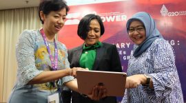 Foto: Chair G20 EMPOWER yang juga merupakan Direktur & Chief Strategic Transformation & IT Officer XL Axiata, Yessie D. Yosetya (kiri), Co-Chair G20 EMPOWER yang menjabat sebagai COO sekaligus salah satu pemilik PT. Infinite Berkah Energi & WKU Bidang Penelitian, Pengembangan, dan Ketenagakerjaan IWAPI, Rina Prihatiningsih (tengah), serta Asisten Deputi Bidang Partisipasi Lembaga Profesi dan Dunia Usaha Kemen PPPA, Eko Novi Ariyanti (kanan), memberikan penjelasan kepada media mengenai agenda Plenary Kedua G20 EMPOWER di Yogyakarta , Selasa (17/05). Pertemuan ini diharapkan dapat mendorong kontribusi peran perempuan dalam menggerakkan pertumbuhan ekonomi.