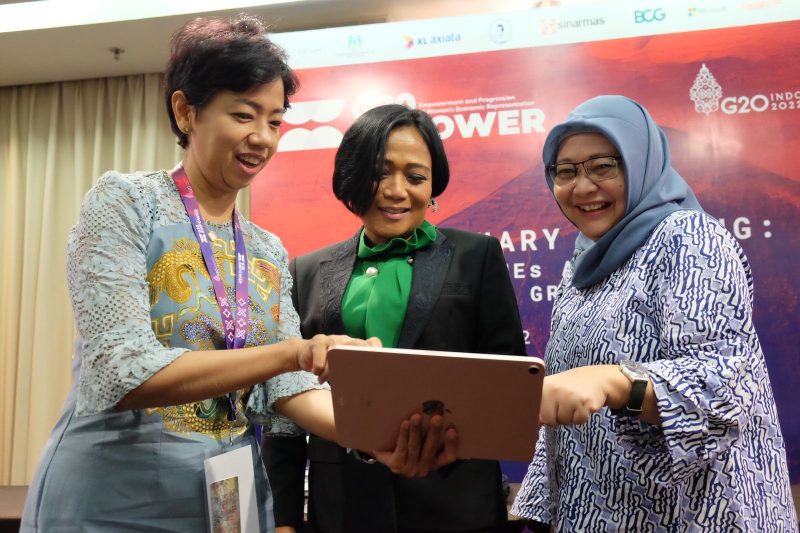 Foto: Chair G20 EMPOWER yang juga merupakan Direktur & Chief Strategic Transformation & IT Officer XL Axiata, Yessie D. Yosetya (kiri), Co-Chair G20 EMPOWER yang menjabat sebagai COO sekaligus salah satu pemilik PT. Infinite Berkah Energi & WKU Bidang Penelitian, Pengembangan, dan Ketenagakerjaan IWAPI, Rina Prihatiningsih (tengah), serta Asisten Deputi Bidang Partisipasi Lembaga Profesi dan Dunia Usaha Kemen PPPA, Eko Novi Ariyanti (kanan), memberikan penjelasan kepada media mengenai agenda Plenary Kedua G20 EMPOWER di Yogyakarta , Selasa (17/05). Pertemuan ini diharapkan dapat mendorong kontribusi peran perempuan dalam menggerakkan pertumbuhan ekonomi.