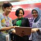 Foto: Chair G20 EMPOWER yang juga merupakan Direktur & Chief Strategic Transformation & IT Officer XL Axiata, Yessie D. Yosetya (kiri), Co-Chair G20 EMPOWER yang menjabat sebagai COO sekaligus salah satu pemilik PT. Infinite Berkah Energi & WKU Bidang Penelitian, Pengembangan, dan Ketenagakerjaan IWAPI, Rina Prihatiningsih (tengah), serta Asisten Deputi Bidang Partisipasi Lembaga Profesi dan Dunia Usaha Kemen PPPA, Eko Novi Ariyanti (kanan), memberikan penjelasan kepada media mengenai agenda Plenary Kedua G20 EMPOWER di Yogyakarta , Selasa (17/05). Pertemuan ini diharapkan dapat mendorong kontribusi peran perempuan dalam menggerakkan pertumbuhan ekonomi.