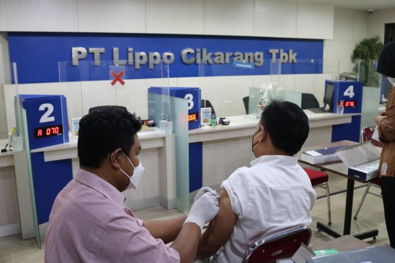 Foto: Dokumentasi salah satu karyawan PT. Lippo Cikarang Tbk saat melaksanakan vaksinasi booster.