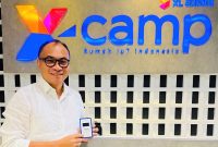 Foto : Director & Chief Technology Officer XL Axiata, I Gede Darmayusa, menunjukkan perangkat Temptrax 2501.  Solusi berbasis Internet of Things ini menawarkan beragam manfaat untuk membantu para pelaku industri cold chain, antara lain monitoring suhu hingga minus 55 derajat celcius, local data logger, dan beragam data digital untuk analisa kualitas produk.

