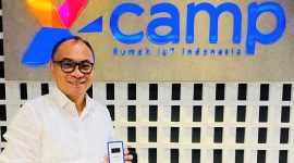 Foto : Director & Chief Technology Officer XL Axiata, I Gede Darmayusa, menunjukkan perangkat Temptrax 2501.  Solusi berbasis Internet of Things ini menawarkan beragam manfaat untuk membantu para pelaku industri cold chain, antara lain monitoring suhu hingga minus 55 derajat celcius, local data logger, dan beragam data digital untuk analisa kualitas produk.

